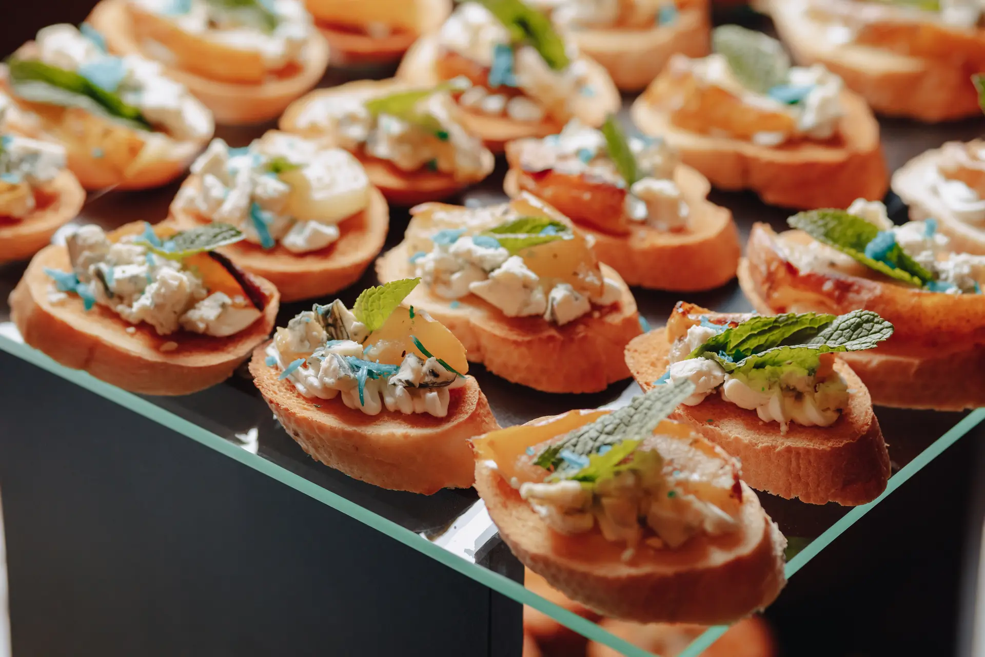Buffet festivo con canapés